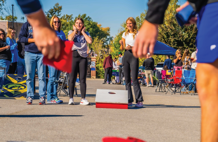 SAU Students tailgating